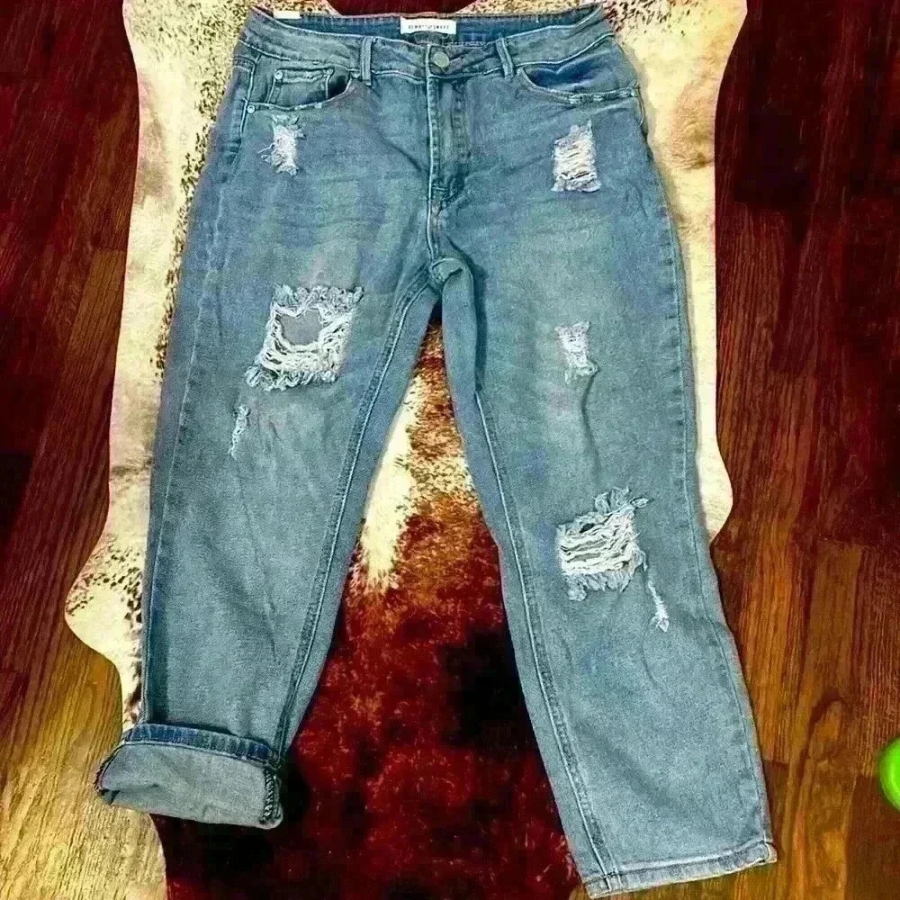 Almost‎ Famous Boyfriend Jeans Size 9